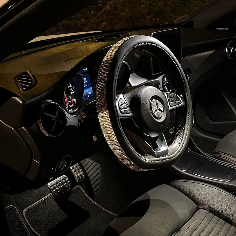Cache volant royal cuir avec cristaux brillants – intérieur voiture élégant