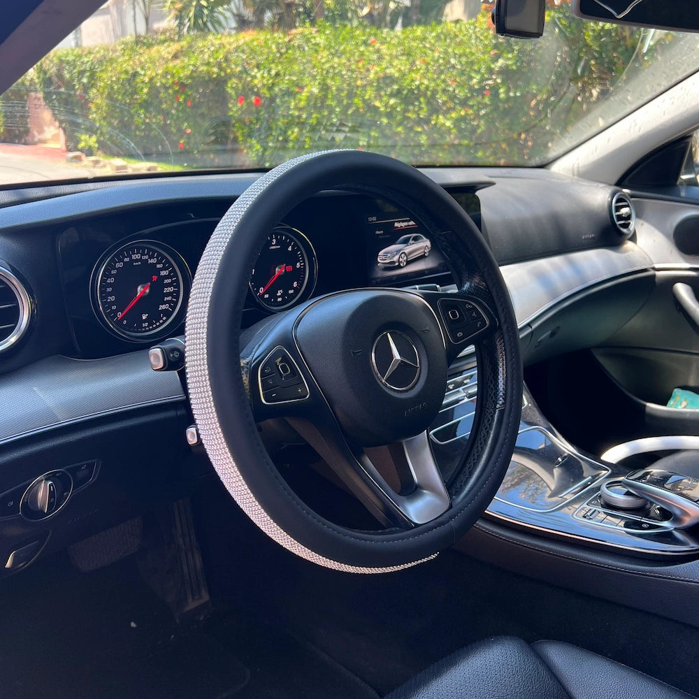 Cache volant royal cuir avec cristaux brillants – intérieur voiture élégant