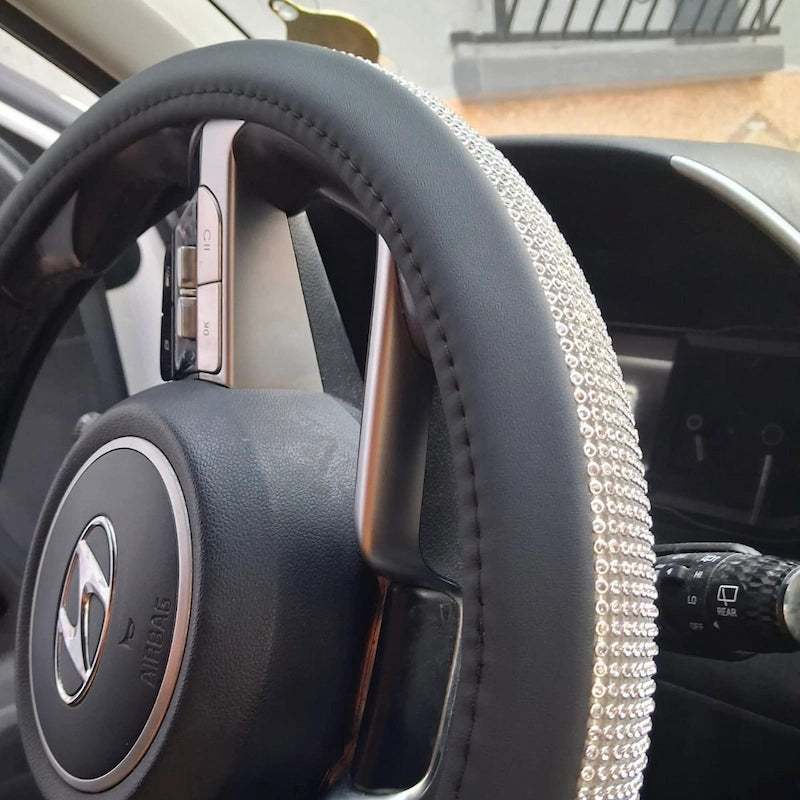 Cache volant royal cuir avec cristaux brillants – intérieur voiture élégant